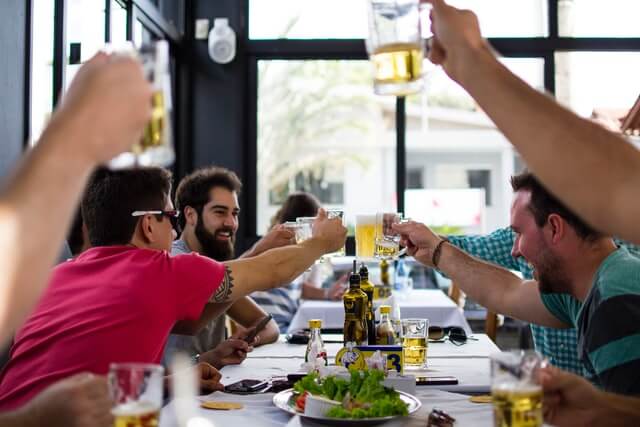 홈 people having drink at daytime