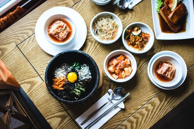 홈 sort of food on the table